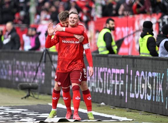 Fussball - 2. Bundesliga - Saison 2024 25 1. FC Kaiserslautern 18.01.2025 Fritz-Walter-Stadion 1. FC Kaiserslautern (fck) - FSV Ulm 1846 (ul) Daniel HANSLIK (1. FC Kaiserslautern), li, und Marlon RITTER (1. FC Kaiserslautern) nach dem 1:1 1. FC Kaiserslautern