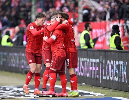 Fussball - 2. Bundesliga - Saison 2024 25 1. FC Kaiserslautern 18.01.2025 Fritz-Walter-Stadion 1. FC Kaiserslautern (fck) - FSV Ulm 1846 (ul) Marlon RITTER (1. FC Kaiserslautern) , mi, wird nach dem 1:1 gefeiert 1. FC Kaiserslautern