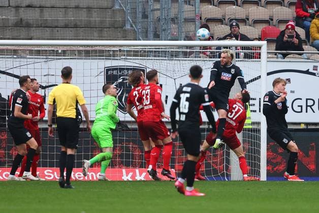 Philipp Strompf (Ulm) erzielt das Tor zum 1:0 gegen Kaiserslautern 1. FC Kaiserslautern vs SSV Ulm, Fussball, 2. Bundesliga, 18.01.2025 DFL REGULATIONS PROHIBIT ANY USE OF PHOTOGRAPHS AS IMAGE SEQUENCES AND OR QUASI-VIDEO 1. FC Kaiserslautern vs SSV Ulm, Fussball, 2. Bundesliga, 18.01.2025 Kaiserslautern