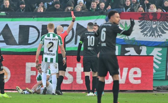18.01.2025 - Fussball - Saison 2024 2025 - 2. Fussball - Bundesliga - 18. Spieltag: SC Preußen Preussen Münster SCP - SpVgg Greuther Fürth ( Kleeblatt ) - Sportfoto Zink MeZi - xmexzix - DFL regulations prohibit any use of photographs as image sequences and or quasi-video - only for editorial use - Nicolas Winter (Schiedsrichter) zeigt Simon Asta (2, SpVgg Greuther Fürth ) gelb-rote Karte Platzverweis