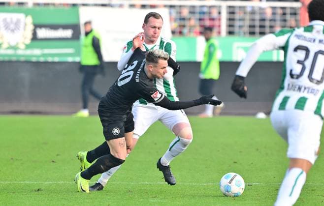 18.01.2025 - Fussball - Saison 2024 2025 - 2. Fussball - Bundesliga - 18. Spieltag: SC Preußen Preussen Münster SCP - SpVgg Greuther Fürth ( Kleeblatt ) - Sportfoto Zink MeZi - xmexzix - DFL regulations prohibit any use of photographs as image sequences and or quasi-video - only for editorial use - Felix Klaus (30, SpVgg Greuther Fürth ) vor Simon Scherder (15, Preußen Münster )