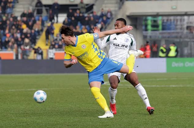 Ermin Bicakcic (Eintracht Braunschweig), Moussa Sylla (FC Schalke 04) Fussball, Herren, Saison 2024 2025 2.BL, Eintracht Stadion, Eintracht Braunschweig gegen FC Schalke 04DFL REGULATIONS PROHIBIT ANY USE OF PHOTOGRAPHS AS IMAGE SEQUENCES AND OR QUASI-VIDEO.