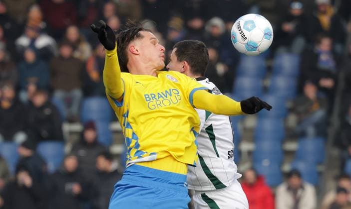 Levente Szabo (Eintracht Braunschweig), Ron Schalenberg (FC Schalke 04) Fussball, Herren, Saison 2024 2025 2.BL, Eintracht Stadion, Eintracht Braunschweig gegen FC Schalke 04DFL REGULATIONS PROHIBIT ANY USE OF PHOTOGRAPHS AS IMAGE SEQUENCES AND OR QUASI-VIDEO.