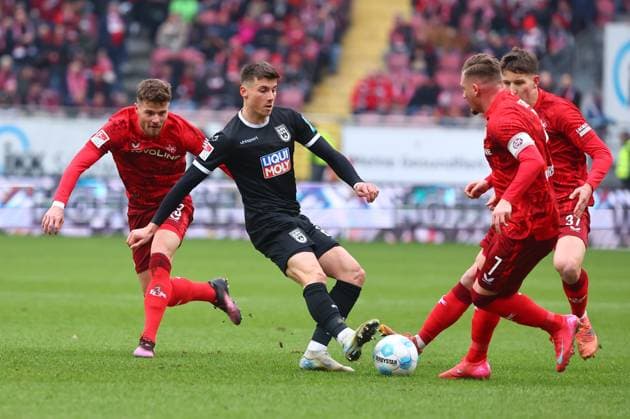 Semir Telalovic (Ulm) gegen Jan Elvedi (Kaiserslautern, links) und Marlon Ritter (Kaiserslautern) 1. FC Kaiserslautern vs SSV Ulm, Fussball, 2. Bundesliga, 18.01.2025 DFL REGULATIONS PROHIBIT ANY USE OF PHOTOGRAPHS AS IMAGE SEQUENCES AND OR QUASI-VIDEO 1. FC Kaiserslautern vs SSV Ulm, Fussball, 2. Bundesliga, 17.01.2025 Kaiserslautern