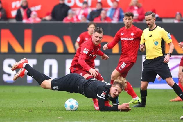 Marlon Ritter (Kaiserslautern) im Zweikampf mit Luka Hyrylaeinen (Ulm) 1. FC Kaiserslautern vs SSV Ulm, Fussball, 2. Bundesliga, 18.01.2025 DFL REGULATIONS PROHIBIT ANY USE OF PHOTOGRAPHS AS IMAGE SEQUENCES AND OR QUASI-VIDEO 1. FC Kaiserslautern vs SSV Ulm, Fussball, 2. Bundesliga, 17.01.2025 Kaiserslautern