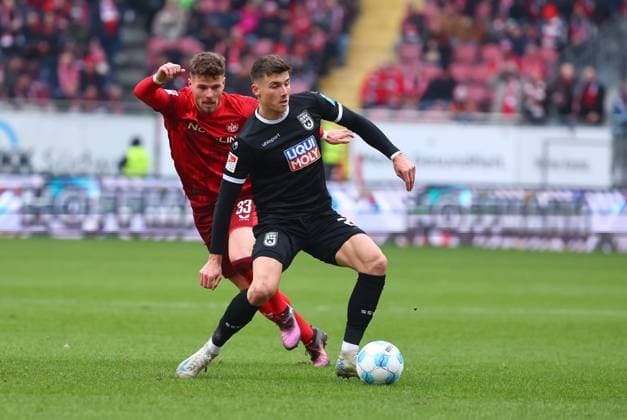 Semir Telalovic (Ulm) im Zweikampf mit Jan Elvedi (Kaiserslautern) 1. FC Kaiserslautern vs SSV Ulm, Fussball, 2. Bundesliga, 18.01.2025 DFL REGULATIONS PROHIBIT ANY USE OF PHOTOGRAPHS AS IMAGE SEQUENCES AND OR QUASI-VIDEO 1. FC Kaiserslautern vs SSV Ulm, Fussball, 2. Bundesliga, 17.01.2025 Kaiserslautern