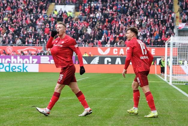 Fussball - 2. Bundesliga - Saison 2024 25 1. FC Kaiserslautern 18.01.2025 Fritz-Walter-Stadion 1. FC Kaiserslautern (fck) - FSV Ulm 1846 (ul) Filip KALOC (1. FC Kaiserslautern), li, und Daniel HANSLIK (1. FC Kaiserslautern) nach dem 2:1 1. FC Kaiserslautern