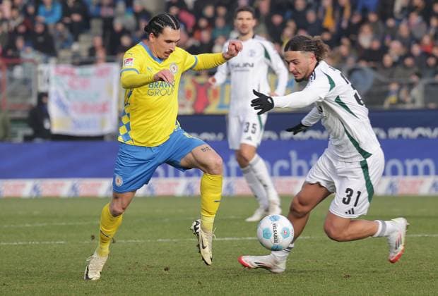 Rayan Philippe (Eintracht Braunschweig), Taylan Bulut (FC Schalke 04) Fussball, Herren, Saison 2024 2025 2.BL, Eintracht Stadion, Eintracht Braunschweig gegen FC Schalke 04DFL REGULATIONS PROHIBIT ANY USE OF PHOTOGRAPHS AS IMAGE SEQUENCES AND OR QUASI-VIDEO.