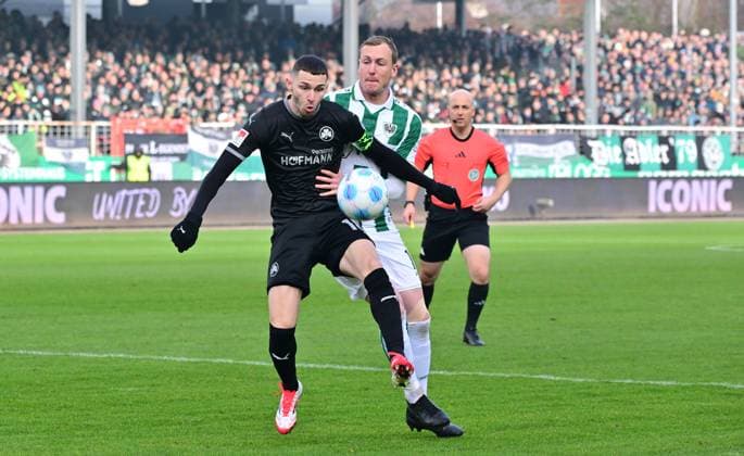 18.01.2025 - Fussball - Saison 2024 2025 - 2. Fussball - Bundesliga - 18. Spieltag: SC Preußen Preussen Münster SCP - SpVgg Greuther Fürth ( Kleeblatt ) - Sportfoto Zink MeZi - xmexzix - DFL regulations prohibit any use of photographs as image sequences and or quasi-video - only for editorial use - Branimir Hrgota (10, SpVgg Greuther Fürth ) Simon Scherder (15, Preußen Münster, rechts ) vor Nicolas Winter (Schiedsrichter)