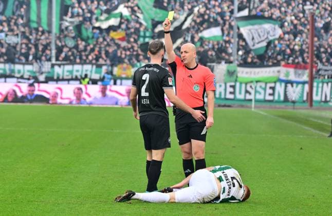 Sport Bilder des Tages 18.01.2025 - Fussball - Saison 2024 2025 - 2. Fussball - Bundesliga - 18. Spieltag: SC Preußen Preussen Münster SCP - SpVgg Greuther Fürth ( Kleeblatt ) - Sportfoto Zink MeZi - xmexzix - DFL regulations prohibit any use of photographs as image sequences and or quasi-video - only for editorial use - Nicolas Winter (Schiedsrichter) zeigt Simon Asta (2, SpVgg Greuther Fürth ) gelbe Karte Gelb