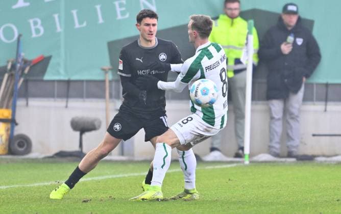 18.01.2025 - Fussball - Saison 2024 2025 - 2. Fussball - Bundesliga - 18. Spieltag: SC Preußen Preussen Münster SCP - SpVgg Greuther Fürth ( Kleeblatt ) - Sportfoto Zink - xwoxzix - DFL regulations prohibit any use of photographs as image sequences and or quasi-video - only for editorial use - Marco Meyerhöfer Meyerhoefer (18, SpVgg Greuther Fürth ) Joshua Mees (8, Preußen Münster )
