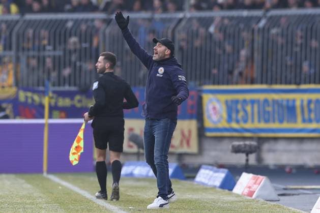 18.01.2025, xtgx, Fussball - 2.Bundesliga, Eintracht Braunschweig - FC Schalke 04 emspor, v.l. Daniel Scherning (Braunschweig, Trainer) gibt Anweisungen, gestikuliert mit den Armen, gesticulate, gives instructions (DFL DFB REGULATIONS PROHIBIT ANY USE OF PHOTOGRAPHS as IMAGE SEQUENCES and or QUASI-VIDEO) Braunschweig
