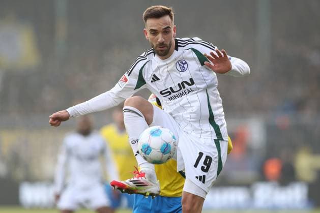 18.01.2025, xtgx, Fussball - 2.Bundesliga, Eintracht Braunschweig - FC Schalke 04 emspor, v.l. Kenan Karaman (Schalke, 19) am Ball, plays the ball (DFL DFB REGULATIONS PROHIBIT ANY USE OF PHOTOGRAPHS as IMAGE SEQUENCES and or QUASI-VIDEO) Braunschweig
