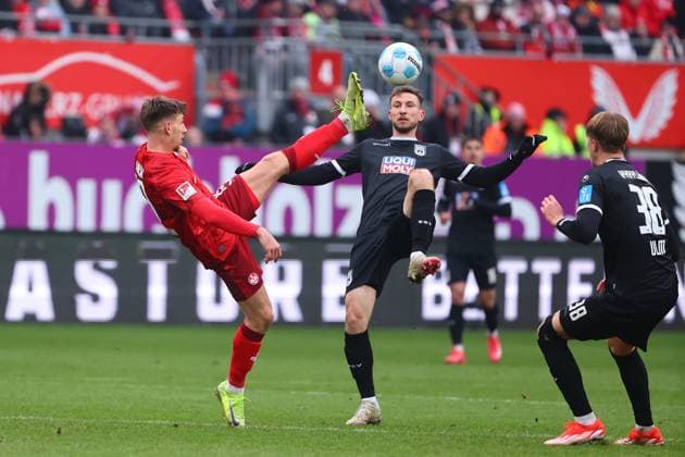 Daniel Hanslik (Kaiserslautern) im Zweikampf mit Philipp Maier (Ulm) 1. FC Kaiserslautern vs SSV Ulm, Fussball, 2. Bundesliga, 18.01.2025 DFL REGULATIONS PROHIBIT ANY USE OF PHOTOGRAPHS AS IMAGE SEQUENCES AND OR QUASI-VIDEO 1. FC Kaiserslautern vs SSV Ulm, Fussball, 2. Bundesliga, 17.01.2025 Kaiserslautern