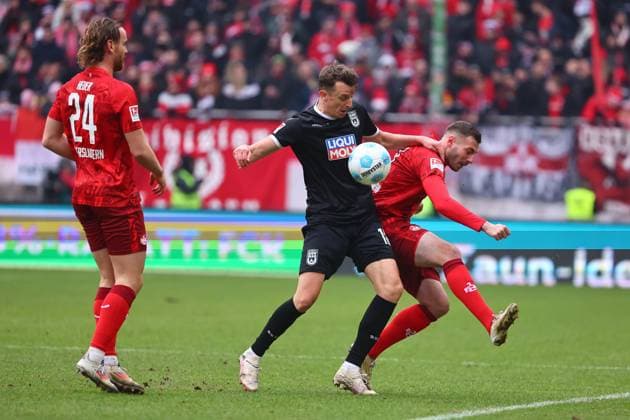 Luca Sirch (Kaiserslautern) im Zweikampf mit Aaron Keller (Ulm) 1. FC Kaiserslautern vs SSV Ulm, Fussball, 2. Bundesliga, 18.01.2025 DFL REGULATIONS PROHIBIT ANY USE OF PHOTOGRAPHS AS IMAGE SEQUENCES AND OR QUASI-VIDEO 1. FC Kaiserslautern vs SSV Ulm, Fussball, 2. Bundesliga, 17.01.2025 Kaiserslautern