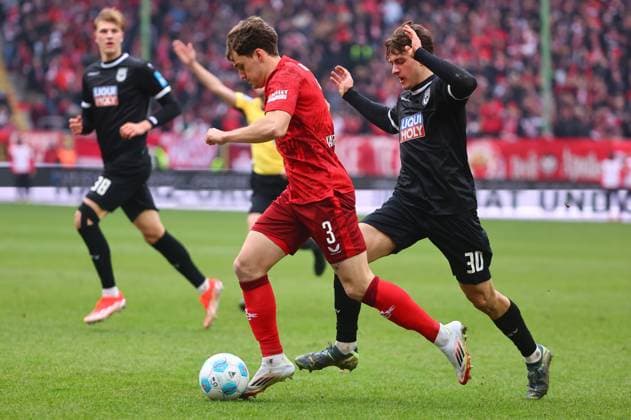 Florian Kleinhansl (Kaiserslautern) im Zweikampf mit Maurice Krattenmacher (Ulm) 1. FC Kaiserslautern vs SSV Ulm, Fussball, 2. Bundesliga, 18.01.2025 DFL REGULATIONS PROHIBIT ANY USE OF PHOTOGRAPHS AS IMAGE SEQUENCES AND OR QUASI-VIDEO 1. FC Kaiserslautern vs SSV Ulm, Fussball, 2. Bundesliga, 17.01.2025 Kaiserslautern