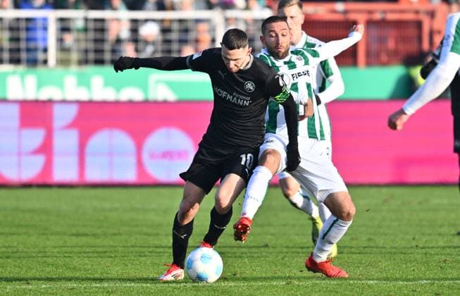 18.01.2025 - Fussball - Saison 2024 2025 - 2. Fussball - Bundesliga - 18. Spieltag: SC Preußen Preussen Münster SCP - SpVgg Greuther Fürth ( Kleeblatt ) - Sportfoto Zink - xwoxzix - DFL regulations prohibit any use of photographs as image sequences and or quasi-video - only for editorial use - Branimir Hrgota (10, SpVgg Greuther Fürth ) Rico Preißinger Preissinger (21, Preußen Münster )