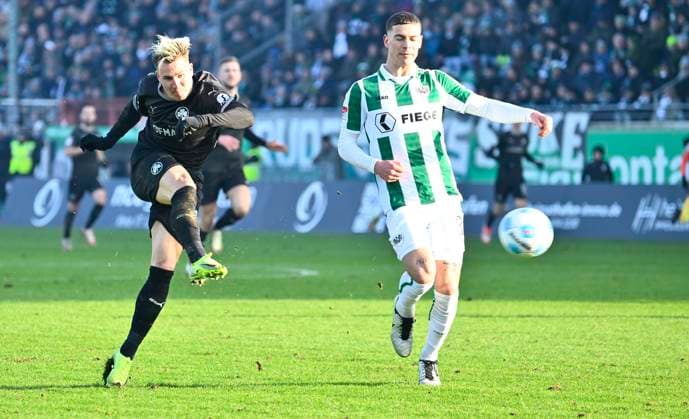 18.01.2025 - Fussball - Saison 2024 2025 - 2. Fussball - Bundesliga - 18. Spieltag: SC Preußen Preussen Münster SCP - SpVgg Greuther Fürth ( Kleeblatt ) - Sportfoto Zink - xwoxzix - DFL regulations prohibit any use of photographs as image sequences and or quasi-video - only for editorial use - Felix Klaus (30, SpVgg Greuther Fürth ) Luca Bazzoli (32, Preußen Münster )