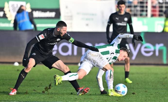 18.01.2025 - Fussball - Saison 2024 2025 - 2. Fussball - Bundesliga - 18. Spieltag: SC Preußen Preussen Münster SCP - SpVgg Greuther Fürth ( Kleeblatt ) - Sportfoto Zink - xwoxzix - DFL regulations prohibit any use of photographs as image sequences and or quasi-video - only for editorial use - Branimir Hrgota (10, SpVgg Greuther Fürth ) Joshua Mees (8, Preußen Münster )