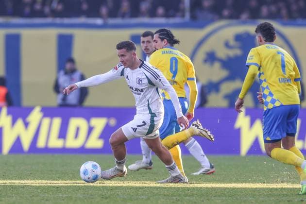 18.01.2025, Fussball, 2. Bundesliga, 18. Spieltag, Saison 2024 2025, Eintracht Braunschweig - FC Schalke 04, v. l. Paul Seguin (FC Schalke 04), Rayan Philippe (Eintracht Braunschweig) Braunschweig Eintracht Stadion Niedersachsen Deutschland xRHR-FOTO TRx