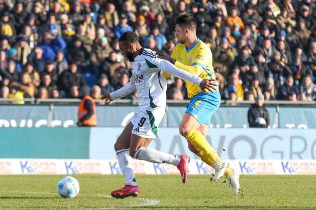 18.01.2025, xtgx, Fussball - 2.Bundesliga, Eintracht Braunschweig - FC Schalke 04 emspor, v.l. Moussa Sylla (Schalke, 9), Jannis Nikolaou (Braunschweig, 4) Zweikampf, Duell, Kampf, tackle (DFL DFB REGULATIONS PROHIBIT ANY USE OF PHOTOGRAPHS as IMAGE SEQUENCES and or QUASI-VIDEO) Braunschweig