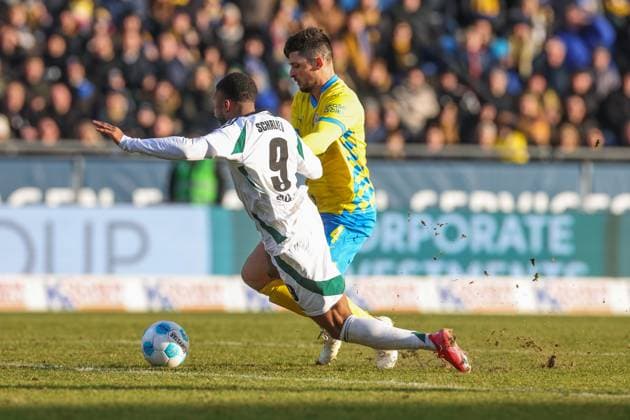 18.01.2025, Fussball, 2. Bundesliga, 18. Spieltag, Saison 2024 2025, Eintracht Braunschweig - FC Schalke 04, v. l. Moussa Sylla (FC Schalke 04) wird von Jannis Nikolaou (Eintracht Braunschweig) gefoult, der sieht die rote Karte. Braunschweig Eintracht Stadion Niedersachsen Deutschland xRHR-FOTO TRx