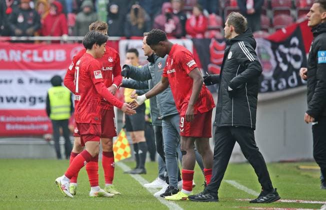 18.01.2025, xmohx, Fussball 2.Bundesliga, 1.FC Kaiserslautern - SSV Ulm 1846 Fußball emspor, v.l. Comeback-Winwechslung von Ragnar Ache (Kaiserslautern) nach Verletzung, Daisuke Yokota geht dafür vom Feld (DFL DFB REGULATIONS PROHIBIT ANY USE OF PHOTOGRAPHS as IMAGE SEQUENCES and or QUASI-VIDEO) Kaiserslautern