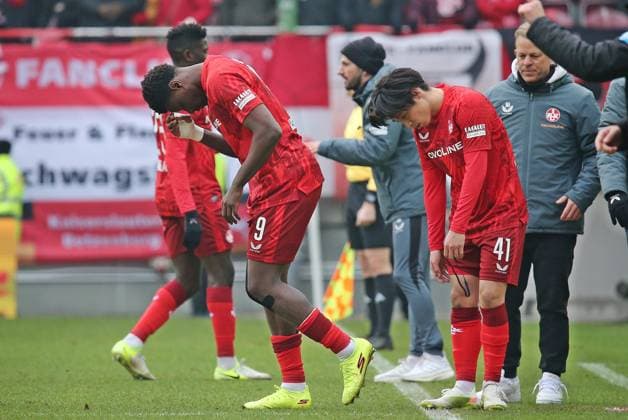 18.01.2025, xmohx, Fussball 2.Bundesliga, 1.FC Kaiserslautern - SSV Ulm 1846 Fußball emspor, v.l. Comeback-Winwechslung von Ragnar Ache (Kaiserslautern) nach Verletzung, Daisuke Yokota geht dafür vom Feld (DFL DFB REGULATIONS PROHIBIT ANY USE OF PHOTOGRAPHS as IMAGE SEQUENCES and or QUASI-VIDEO) Kaiserslautern