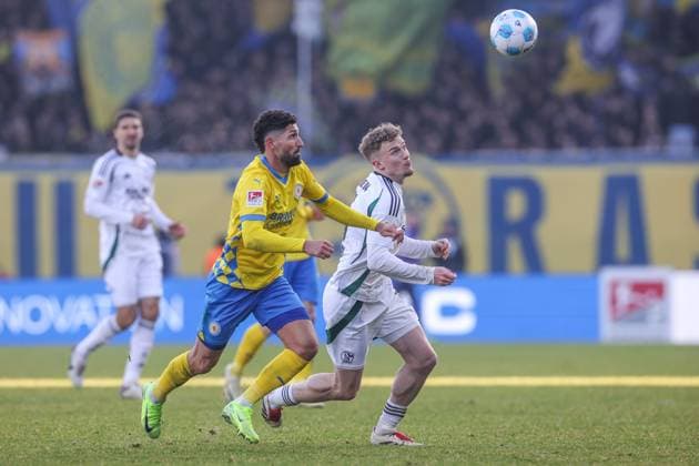 18.01.2025, Fussball, 2. Bundesliga, 18. Spieltag, Saison 2024 2025, Eintracht Braunschweig - FC Schalke 04, v. l. Fabio Kaufmann (Eintracht Braunschweig), Derry John Murkin (FC Schalke 04) Braunschweig Eintracht Stadion Niedersachsen Deutschland xRHR-FOTO TRx