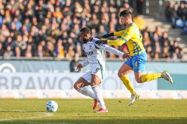 18.01.2025, Fussball, 2. Bundesliga, 18. Spieltag, Saison 2024 2025, Eintracht Braunschweig - FC Schalke 04, v. l. Moussa Sylla (FC Schalke 04) wird von Jannis Nikolaou (Eintracht Braunschweig) gefoult, der sieht die rote Karte. Braunschweig Eintracht Stadion Niedersachsen Deutschland xRHR-FOTO TRx
