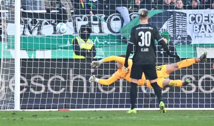 18.01.2025 - Fussball - Saison 2024 2025 - 2. Fussball - Bundesliga - 18. Spieltag: SC Preußen Preussen Münster SCP - SpVgg Greuther Fürth ( Kleeblatt ) - Sportfoto Zink - xwoxzix - DFL regulations prohibit any use of photographs as image sequences and or quasi-video - only for editorial use - Moritz Schulze (42, SpVgg Greuther Fürth ) muss Gegentor Tor zum 2:1 durch Joshua Mees (8, Preußen Münster ) hinnehmen