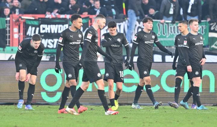 18.01.2025 - Fussball - Saison 2024 2025 - 2. Fussball - Bundesliga - 18. Spieltag: SC Preußen Preussen Münster SCP - SpVgg Greuther Fürth ( Kleeblatt ) - Sportfoto Zink - xwoxzix - DFL regulations prohibit any use of photographs as image sequences and or quasi-video - only for editorial use - Mannschaft Team Fürth enttäuscht Enttäuschung