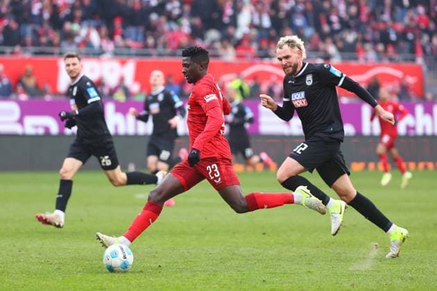 Afeez Aremu (Kaiserslautern) im Laufduell mit Philipp Strompf (Ulm) 1. FC Kaiserslautern vs SSV Ulm, Fussball, 2. Bundesliga, 18.01.2025 DFL REGULATIONS PROHIBIT ANY USE OF PHOTOGRAPHS AS IMAGE SEQUENCES AND OR QUASI-VIDEO 1. FC Kaiserslautern vs SSV Ulm, Fussball, 2. Bundesliga, 17.01.2025 Kaiserslautern