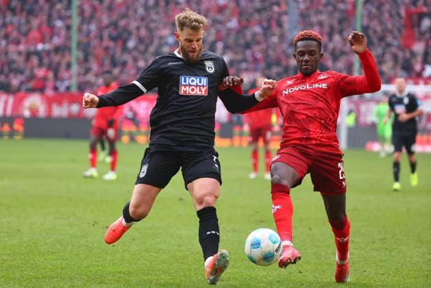 Richmond Tachie (Kaiserslautern) im Zweikampf mit Johannes Reichert (Ulm) 1. FC Kaiserslautern vs SSV Ulm, Fussball, 2. Bundesliga, 18.01.2025 DFL REGULATIONS PROHIBIT ANY USE OF PHOTOGRAPHS AS IMAGE SEQUENCES AND OR QUASI-VIDEO 1. FC Kaiserslautern vs SSV Ulm, Fussball, 2. Bundesliga, 17.01.2025 Kaiserslautern