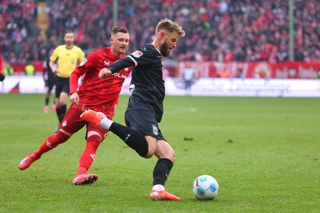 Marlon Ritter (Kaiserslautern) gegen Johannes Reichert (Ulm) 1. FC Kaiserslautern vs SSV Ulm, Fussball, 2. Bundesliga, 18.01.2025 DFL REGULATIONS PROHIBIT ANY USE OF PHOTOGRAPHS AS IMAGE SEQUENCES AND OR QUASI-VIDEO 1. FC Kaiserslautern vs SSV Ulm, Fussball, 2. Bundesliga, 17.01.2025 Kaiserslautern