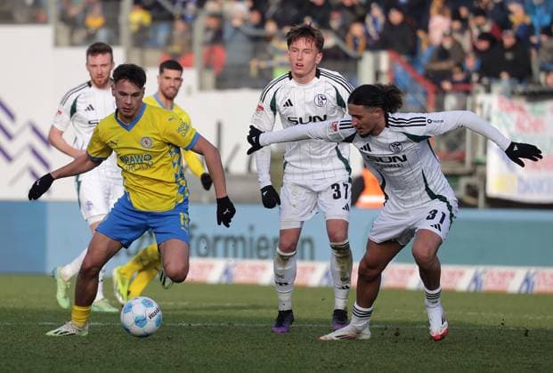MaX Marie (Eintracht Braunschweig) im Duell mit Taylan Bulut (FC Schalke 04) Fussball, Herren, Saison 2024 2025 2.BL, Eintracht Stadion, Eintracht Braunschweig gegen FC Schalke 04, 0-0 DFL REGULATIONS PROHIBIT ANY USE OF PHOTOGRAPHS AS IMAGE SEQUENCES AND OR QUASI-VIDEO.