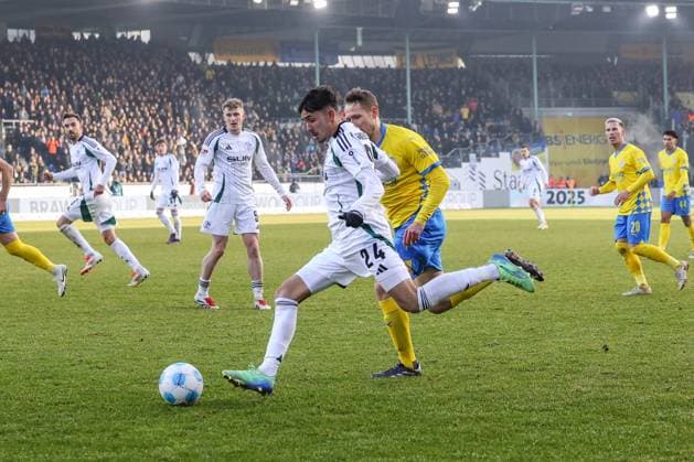 18.01.2025, Fussball, 2. Bundesliga, 18. Spieltag, Saison 2024 2025, Eintracht Braunschweig - FC Schalke 04, Ilyes Hamache (FC Schalke 04) Braunschweig Eintracht Stadion Niedersachsen Deutschland xRHR-FOTO TRx