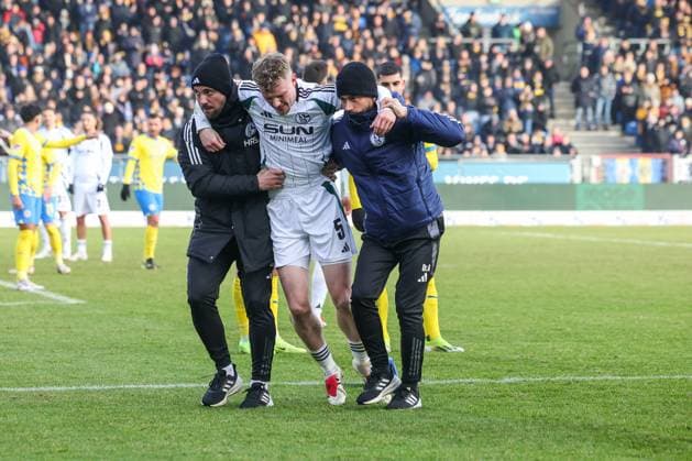 18.01.2025, Fussball, 2. Bundesliga, 18. Spieltag, Saison 2024 2025, Eintracht Braunschweig - FC Schalke 04, Derry John Murkin (FC Schalke 04) wird verletzt vom Platz gebracht. Braunschweig Eintracht Stadion Niedersachsen Deutschland xRHR-FOTO TRx