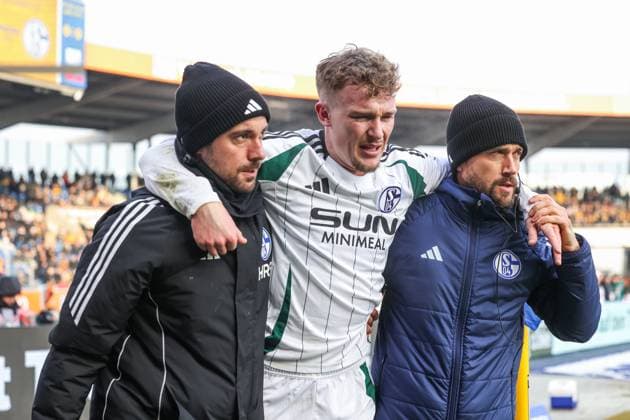 18.01.2025, Fussball, 2. Bundesliga, 18. Spieltag, Saison 2024 2025, Eintracht Braunschweig - FC Schalke 04, Derry John Murkin (FC Schalke 04) wird verletzt vom Platz gebracht. Braunschweig Eintracht Stadion Niedersachsen Deutschland xRHR-FOTO TRx