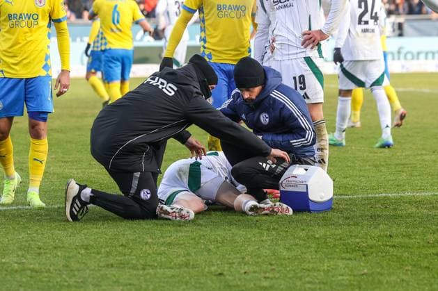 18.01.2025, Fussball, 2. Bundesliga, 18. Spieltag, Saison 2024 2025, Eintracht Braunschweig - FC Schalke 04, Derry John Murkin (FC Schalke 04) liegt verletzt am Boden. Braunschweig Eintracht Stadion Niedersachsen Deutschland xRHR-FOTO TRx