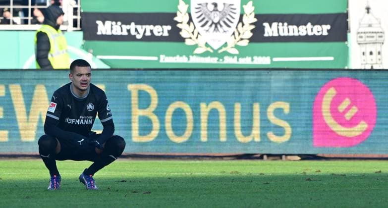 18.01.2025 - Fussball - Saison 2024 2025 - 2. Fussball - Bundesliga - 18. Spieltag: SC Preußen Preussen Münster SCP - SpVgg Greuther Fürth ( Kleeblatt ) - Sportfoto Zink MeZi - xmexzix - DFL regulations prohibit any use of photographs as image sequences and or quasi-video - only for editorial use - Maximilian Solomon Dietz (33, SpVgg Greuther Fürth ) enttäuscht Enttäuschung nach Gegentor Tor zum 2:1