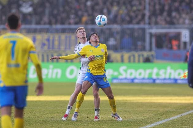 18.01.2025, Fussball, 2. Bundesliga, 18. Spieltag, Saison 2024 2025, Eintracht Braunschweig - FC Schalke 04, v. l. Derry John Murkin (FC Schalke 04), Johan Arath Gomez (Eintracht Braunschweig) Braunschweig Eintracht Stadion Niedersachsen Deutschland xRHR-FOTO TRx