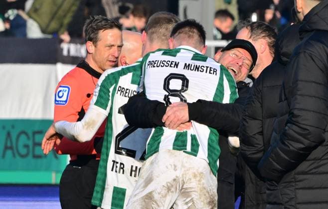 18.01.2025 - Fussball - Saison 2024 2025 - 2. Fussball - Bundesliga - 18. Spieltag: SC Preußen Preussen Münster SCP - SpVgg Greuther Fürth ( Kleeblatt ) - Sportfoto Zink MeZi - xmexzix - DFL regulations prohibit any use of photographs as image sequences and or quasi-video - only for editorial use - Jubel Freude nach Spielende Sascha Hildmann (Trainer Preußen Münster ) Joshua Mees (8, Preußen Münster )