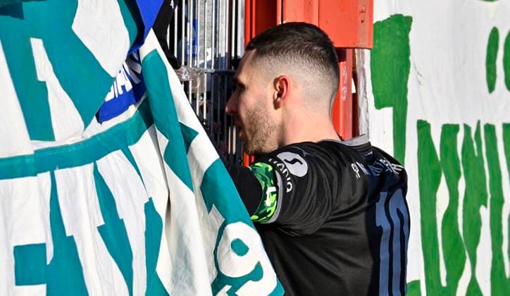 18.01.2025 - Fussball - Saison 2024 2025 - 2. Fussball - Bundesliga - 18. Spieltag: SC Preußen Preussen Münster SCP - SpVgg Greuther Fürth ( Kleeblatt ) - Sportfoto Zink - xwoxzix - DFL regulations prohibit any use of photographs as image sequences and or quasi-video - only for editorial use - Branimir Hrgota (10, SpVgg Greuther Fürth ) nach Spielende bei Greutherfürthfans Fans Fanblock Kleeblattfans
