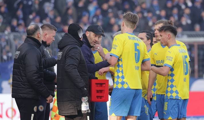 Cheftrainer Daniel Scherning (Eintracht Braunschweig) gibt Anweisungen Fussball, Herren, Saison 2024 2025 2.BL, Eintracht Stadion, Eintracht Braunschweig gegen FC Schalke 04, 0-0 DFL REGULATIONS PROHIBIT ANY USE OF PHOTOGRAPHS AS IMAGE SEQUENCES AND OR QUASI-VIDEO. *** Head coach Daniel Scherning Eintracht Braunschweig gives instructions Football, Men, Season 2024 2025 2 BL, Eintracht Stadion, Eintracht Braunschweig vs FC Schalke 04, 0 0 DFL REGULATIONS PROHIBIT ANY USE OF PHOTOGRAPHS AS IMAGE SEQUENCES AND OR QUASI VIDEO