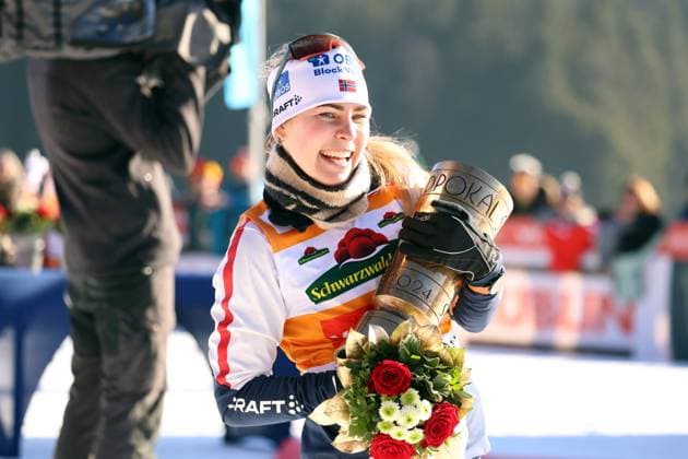 Bilder des Jahres 2025, Sport 01 Januar Sport Themen der Woche KW03 Sport Bilder des Tages Schonach, Deutschland 17.- 19. Januar 2024: FIS Weltcup Nordische Kombination Schonach - 2025 Im Bild: Siegerin Ida Marie Hagen (Norwegen) stemmt den Schwarzwaldpokal bei der Siegerehrung Baden Württemberg *** Schonach, Germany January 17 19, 2024 FIS Nordic Combined World Cup Schonach 2025 In the picture winner Ida Marie Hagen Norway holds the Black Forest Cup at the award ceremony Baden Württemberg Copyright: xFotostandx xHettichx