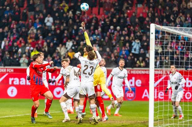Sport Themen der Woche KW03 Sport Bilder des Tages Nikola Vasilj (FC St. Pauli 22) an einer Flanke GER, 1. FC Heidenheim 1846 vs FC St. Pauli, Fussball, DFB, Bundesliga, Saison 2024 25, Spieltag 18, 18.01.2025, DFL REGULATIONS PROHIBIT ANY USE OF PHOTOGRAPHS as IMAGE SEQUENCES and or QUASI-VIDEO. GER, 1. FC Heidenheim 1846 vs FC St. Pauli, Fussball, DFB, Bundesliga, Saison 2024 25, Spieltag 18, 18.01.2025 Heidenheim *** Nikola Vasilj FC St Pauli 22 on a flank GER, 1 FC Heidenheim 1846 vs FC St Pauli, Football, DFB, Bundesliga, Season 2024 25, Matchday 18, 18 01 2025, DFL REGULATES PROHIBIT ANY USE OF PHOTOGRAPHS as IMAGE SEQUENCES and or QUASI VIDEO GER, 1 FC Heidenheim 1846 vs FC St Pauli, Football, DFB, Bundesliga, Season 2024 25, Matchday 18, 18 01 2025 Heidenheim Copyright: xEibner-Pressefoto FlorianxWolfx EP_FWF