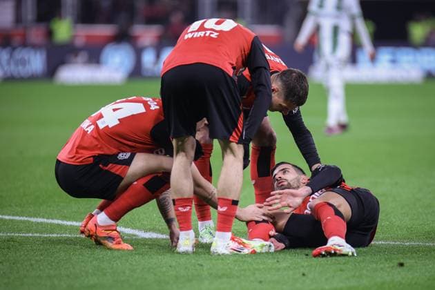 Sport Themen der Woche KW03 Sport Bilder des Tages 1. Fussball Bundesliga, Bayer Leverkusen vs. Borussia Mönchengladbach, 18.01.2025 Martin Terrier (Bayer Leverkusen 11) muss behandelt und ausgewechset werden -- DFL REGULATIONS PROHIBIT ANY USE OF PHOTOGRAPHS AS IMAGE SEQUENCES AND OR Q?UASI-VIDEO. - 1. Fussball Bundesliga, Bayer Leverkusen vs. Borussia Mönchengladbach, 18.01.2025, BayArena Leverkusen *** 1 Soccer Bundesliga, Bayer Leverkusen vs Borussia Mönchengladbach, 18 01 2025 Martin Terrier Bayer Leverkusen 11 must be treated and replaced DFL REGULATIONS PROHIBIT ANY USE OF PHOTOGRAPHS AS IMAGE SEQUENCES AND OR Q UASI VIDEO 1 Soccer Bundesliga, Bayer Leverkusen vs Borussia Mönchengladbach, 18 01 2025, BayArena Leverkusen Copyright: xBEAUTIFULxSPORTS Derixx
