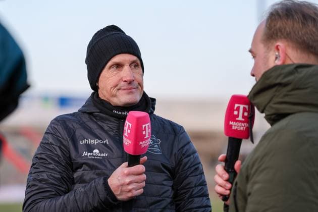 Heiko Herrlich (SpVgg Unterhaching, Chef-Trainer) beim Interview, GER, SpVgg Unterhaching vs. Borussia Dortmund II U23, Fussball, 3. Liga, 20. Spieltag, Saison 2024 2025, 18.01.2025, DFL REGULATIONS PROHIBIT ANY USE OF PHOTOGRAPHS AS IMAGE SEQUENCES, GER, SpVgg Unterhaching vs. Borussia Dortmund II U23, Fussball, 3. Liga, 20. Spieltag, Saison 2024 2025, 18.01.2025 Unterhaching Copyright: xEibner-Pressefoto JennixMaulx EP_JML