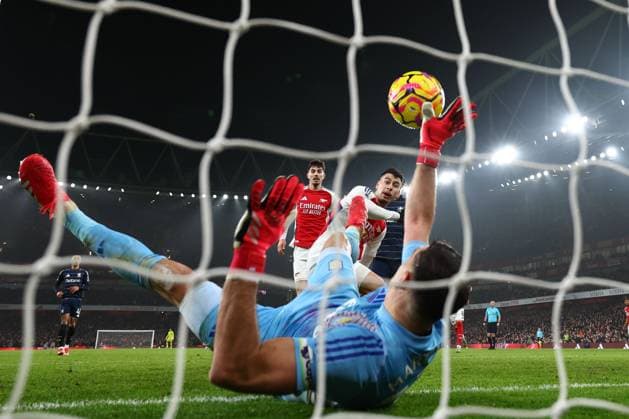 Bilder des Jahres 2025, Sport 01 Januar Sport Themen der Woche KW03 Sport Bilder des Tages Gabriel Martinelli of Arsenal scoring a goal (1-0) Arsenal v Aston Villa, Premier League, Football, Emirates Stadium, London, UK - 18 Jan 2025 EDITORIAL USE ONLY No use with unauthorised audio, video, data, fixture lists, club league logos or live services. Online in-match use limited to 120 images, no video emulation. No use in betting, games or single club league player publications.  Copyright: xSimonxDael Shutterstockx 15105149v